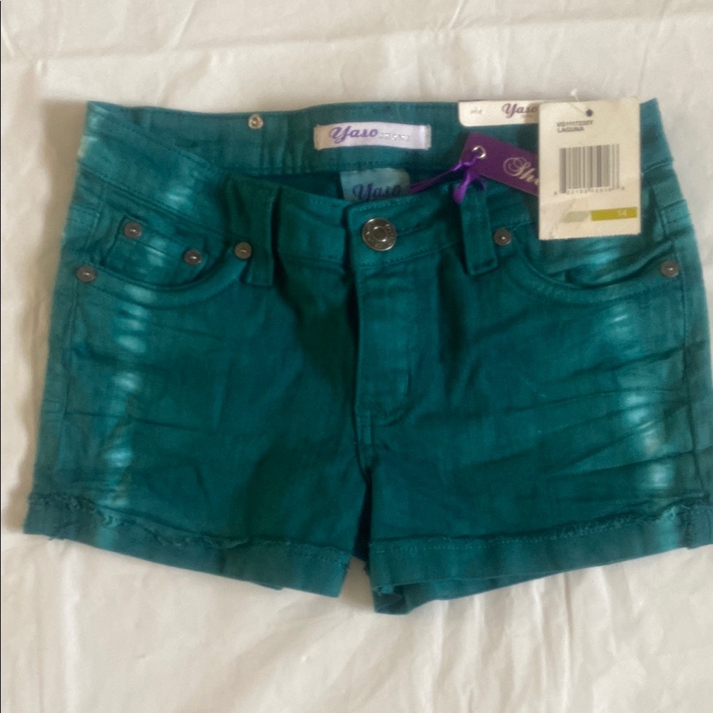Yaso Teal Green Shorts with Vibrant Color and Casual Style